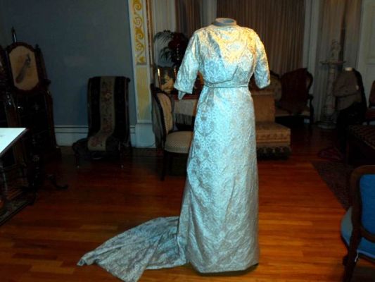 How a proper young lady dresses LOL
