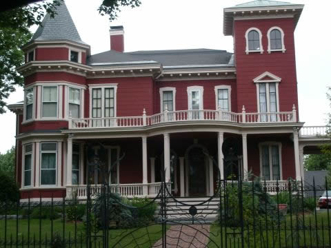 Stephen King's house
I was so glad he did not disappoint his fans. This house is exactly where you expect him to live. The front gate is a spider web and there is a bat on the top left of it.
