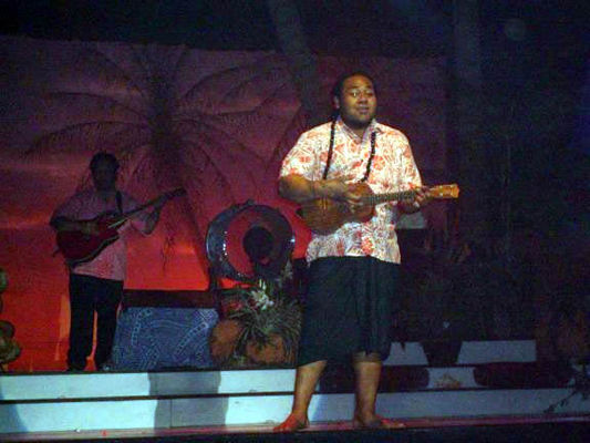 One fast ukelele player. Also the emcee.
