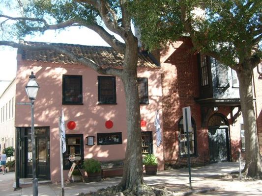 Red earthquake bolts
The red decorations are actually rods that were installed after the great earthquake in the 1800s to hold the home together and stabilize it. If another earthquake were to hit, most would likely be gone.
