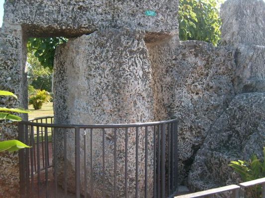 Revolving wall
Though weighing tons, it could be opened with the push of a finger.
