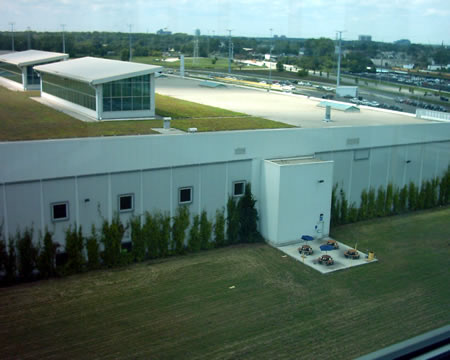  Trellises and vines
Nets have been added to the sides of buildings to encourage vine growth. The vines protect the sides from solar radiation and help control the temperature inside the buildings.
