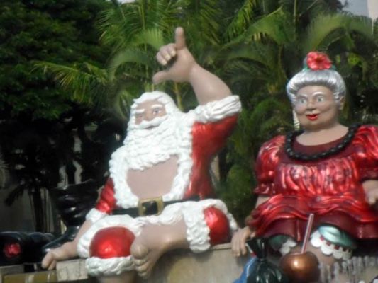 Even Santa and Mrs. Claus hang loose in Hawaii
