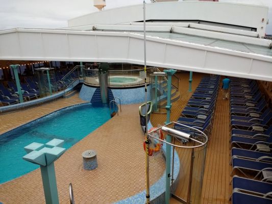 Lido deck pool and hot tub
