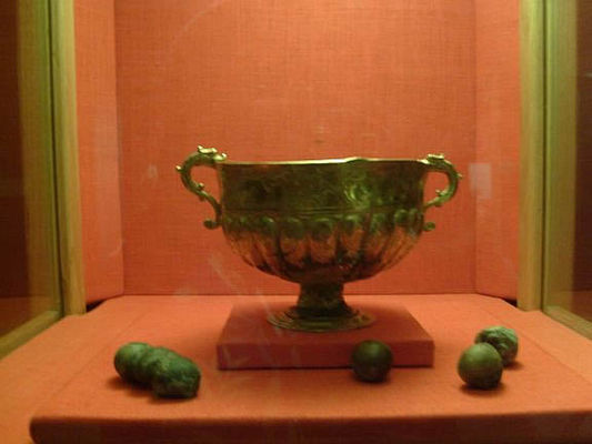 Poison cup
To keep from being poisoned by enemies, this cup was used with a container inside for the round objects which absorbed or counteracted the arsenic.

