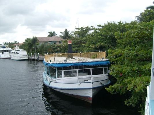 Tour boat
