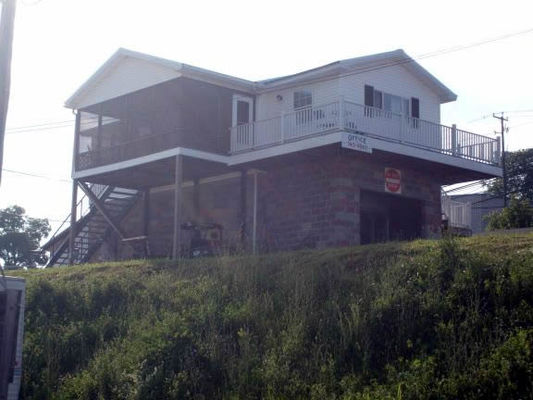 Jim's treehouse.
I love the overhanging deck. That's the automated car wash below it. There are self-serve washes on the other side.
