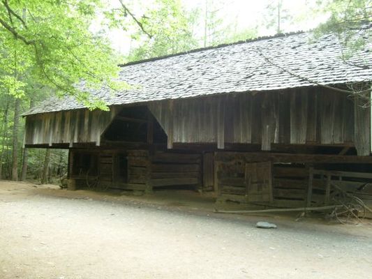 Typical montain barn design
The overhangs provide easy storage for equipment and shade for the livestock
