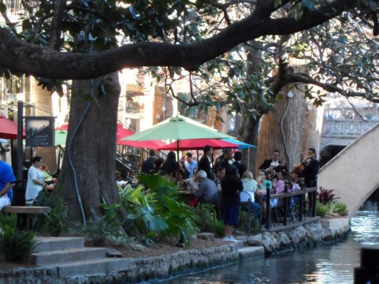 River Walk dining with mariachi players
