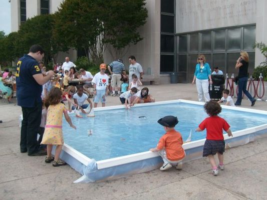 Sailing boats in front of the American History Museum
