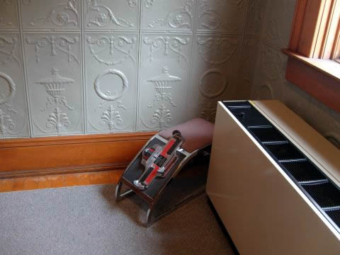 Syracuse invents the foot measurer for shoes
